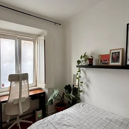 Cozy Private Bedroom In Shared T2 In Graca, منزل للإقامة *